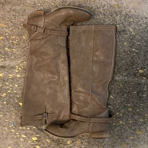 Breckelle tan boots size 9
